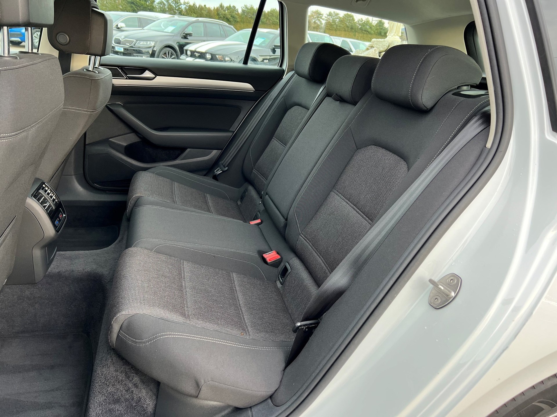 
								VW Passat Variant full									