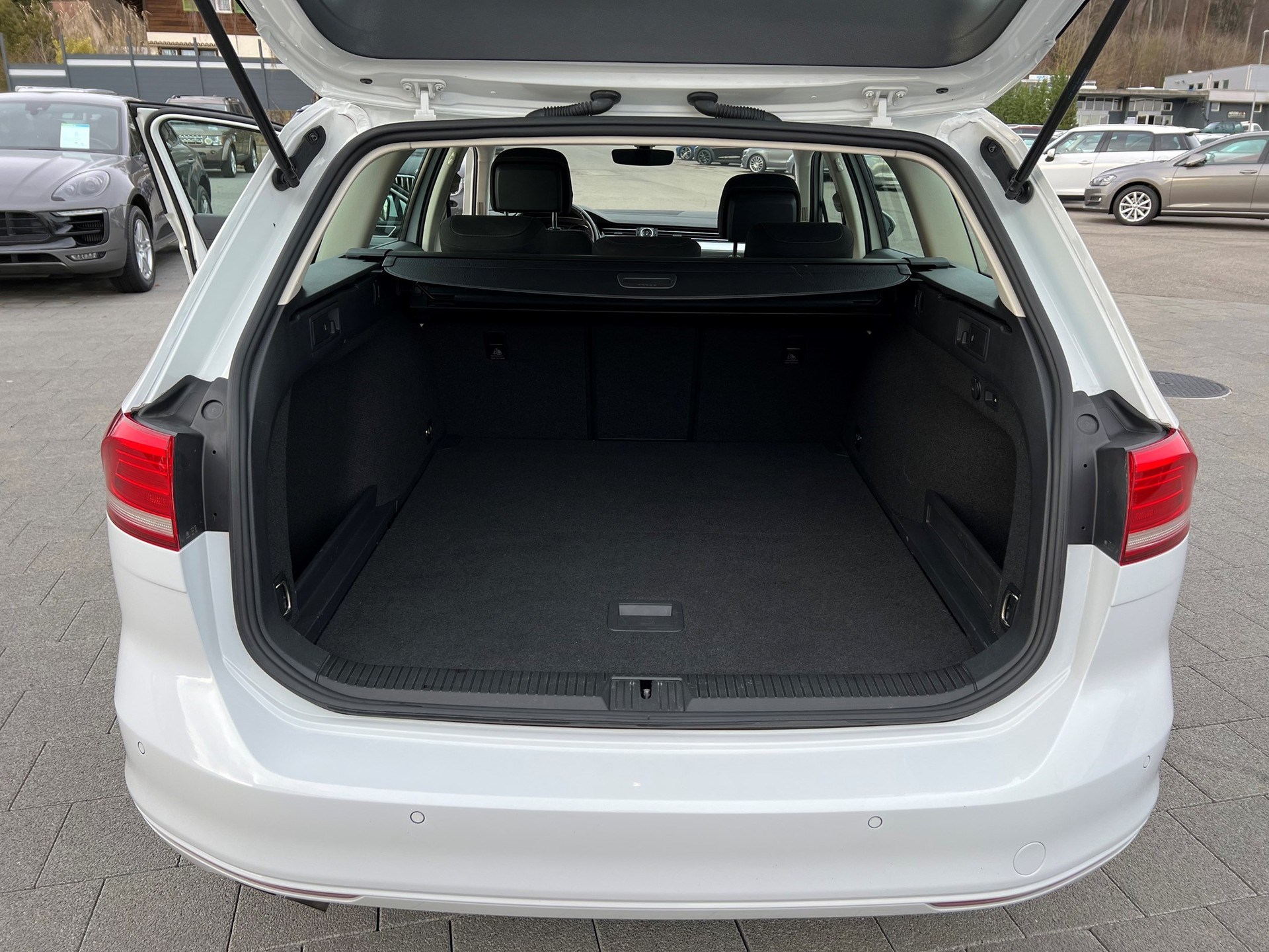 
								VW Passat Variant full									