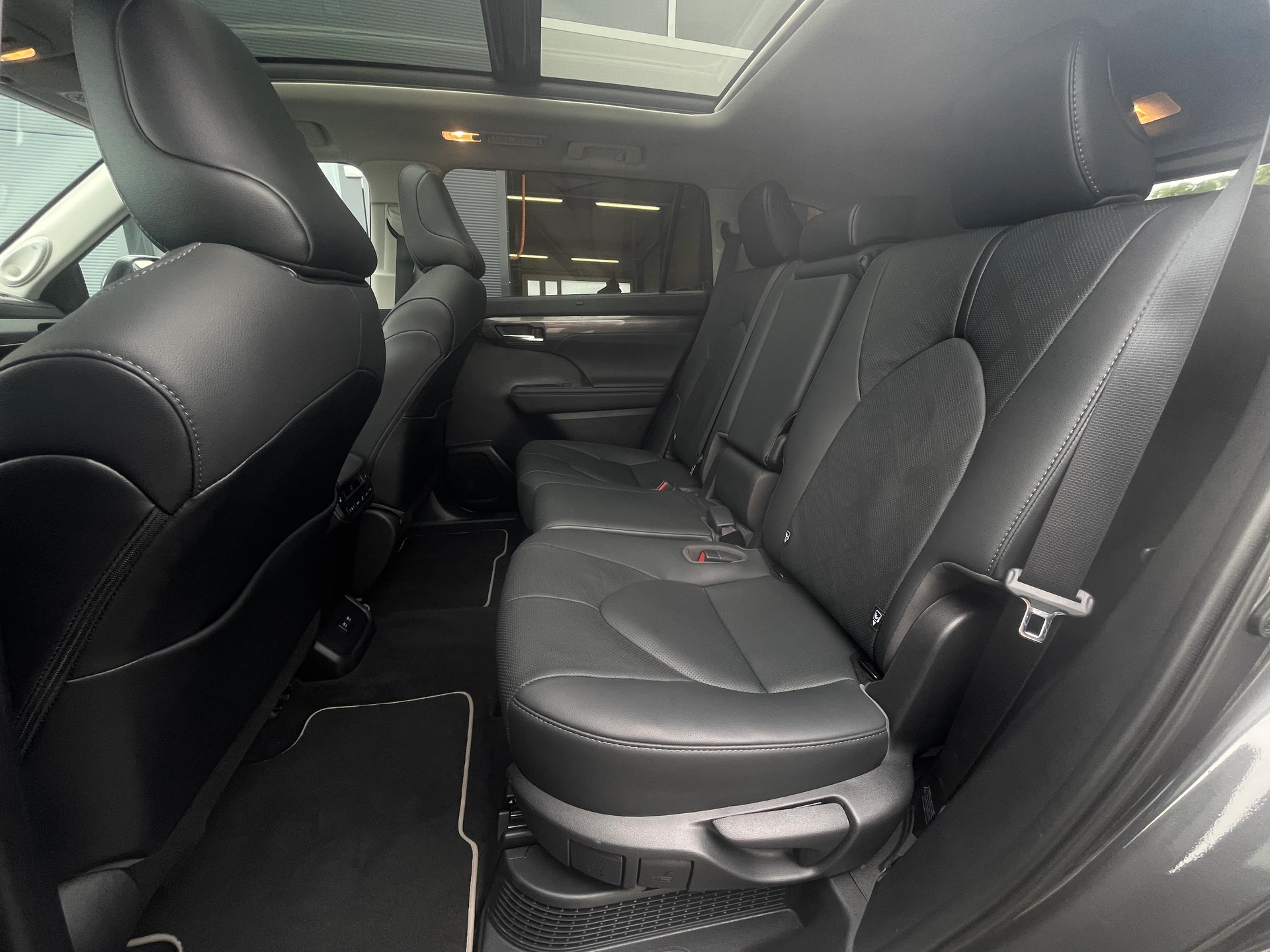 
								TOYOTA Highlander full									